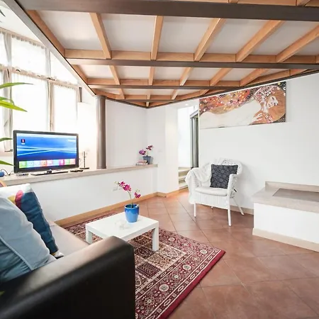 Inviting 3-bed In 4mins To Colosseo Apartment Rome