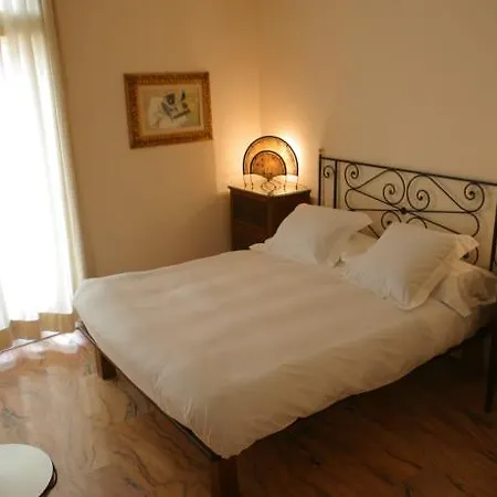 Trevi Aparthotel 2*