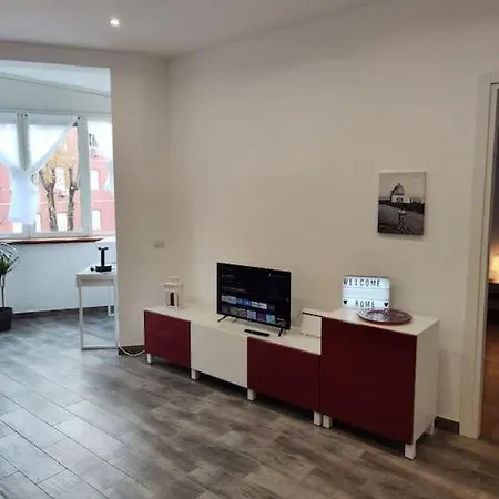 White & Wood House In Appartement *