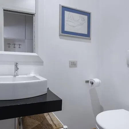 Apartment Vatican Ideal For Family/couple, A/c, Jacuzzi