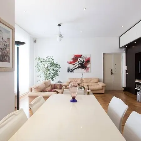 Vatican Ideal For Family/couple, A/c, Jacuzzi