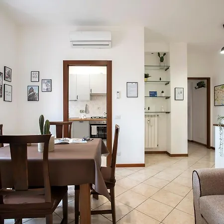 Stylish & Cozy - 5 Star Location- Balcony - View Roma