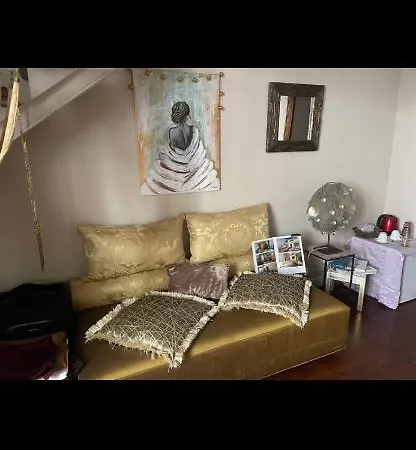 Flower Apartment Rom
