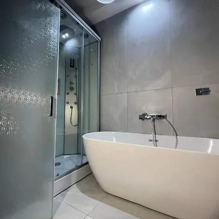 Spanish Steps Glamour & Sauna Luxury **** Appartamento *