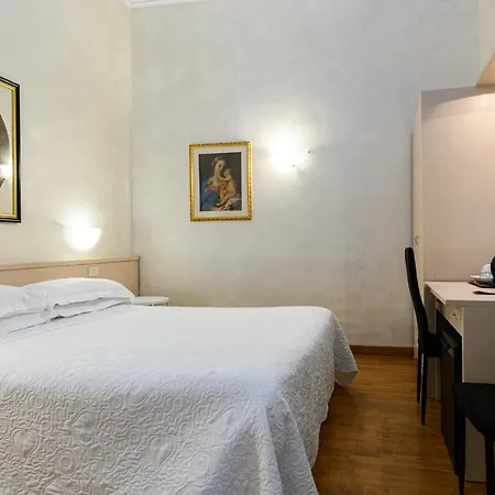 Julia Otel Roma