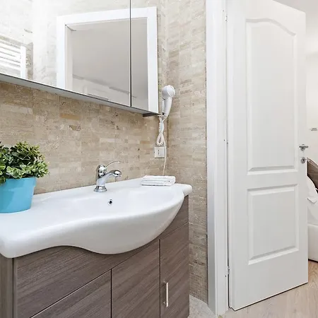 Apartment White Flat Colosseo *