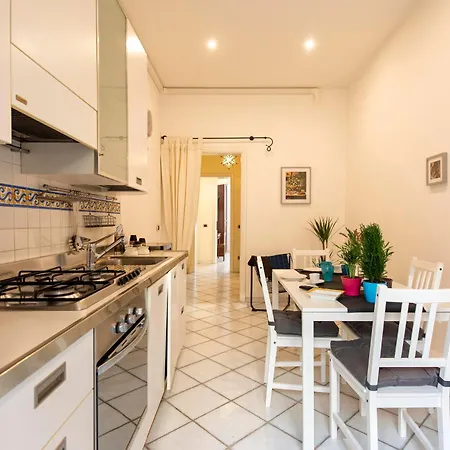 Redseven Apartment *