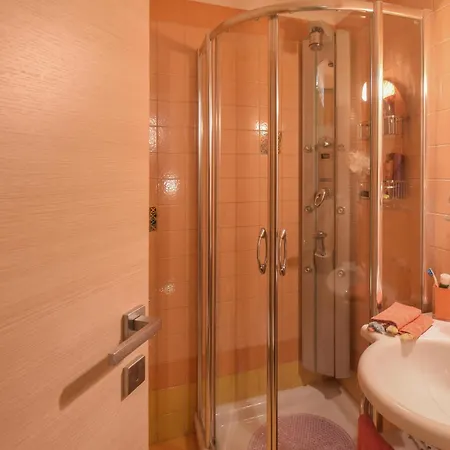 Holiday home 6 Bedroom Awesome In Rome