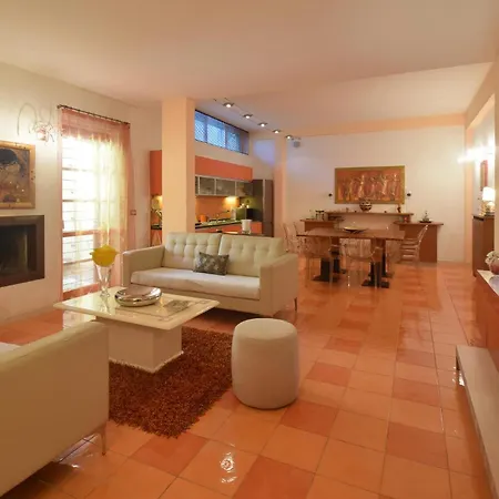 6 Bedroom Awesome In Holiday home Rome