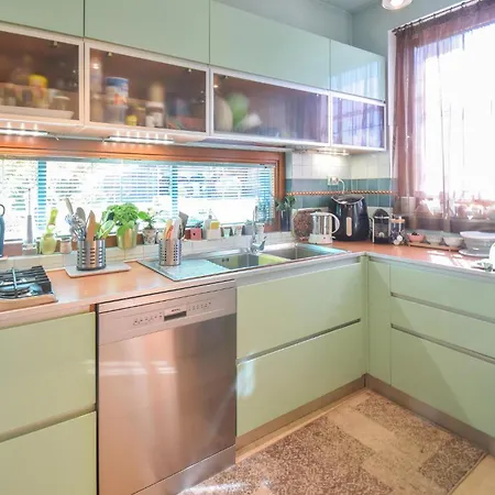 6 Bedroom Awesome In
