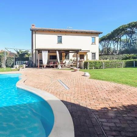 6 Bedroom Awesome In Holiday home Rome