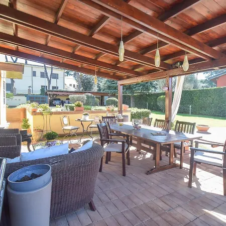 Holiday home 6 Bedroom Awesome In Rome
