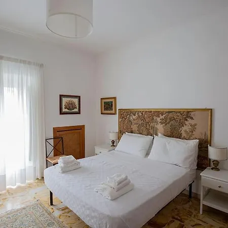Apartment Dimora Al Colosseo, 2 Bedrooms *