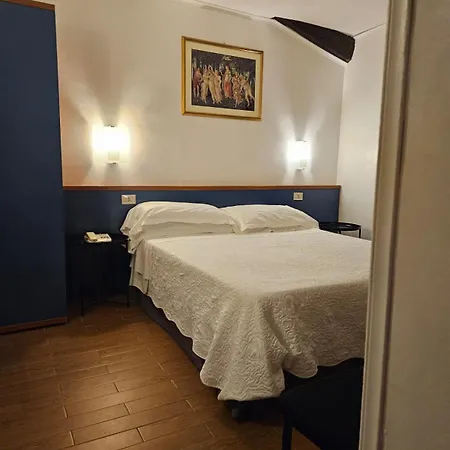Julia Otel Roma