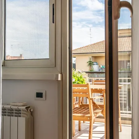 Sunny Monteverde Escapes Roma