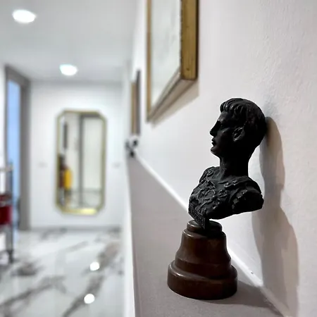 Escape To The Eternal Vatican * Roma