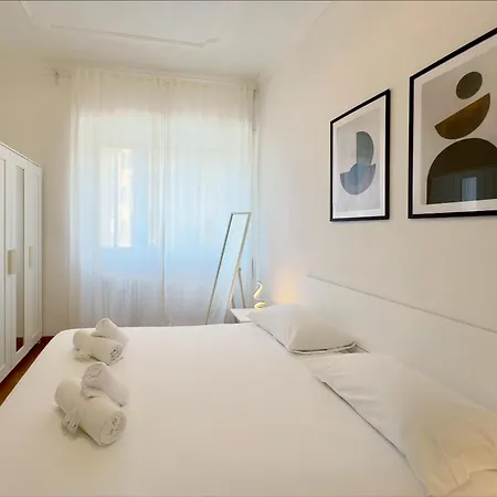 Golden Essence - Terrace & Metro Appartement