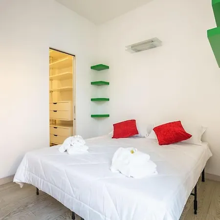 Charme & Luxe 2 Bedroom Center Apartment