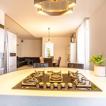 Charme & Luxe 2 Bedroom Center Apartment Rome