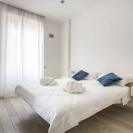 Charme & Luxe 2 Bedroom Center