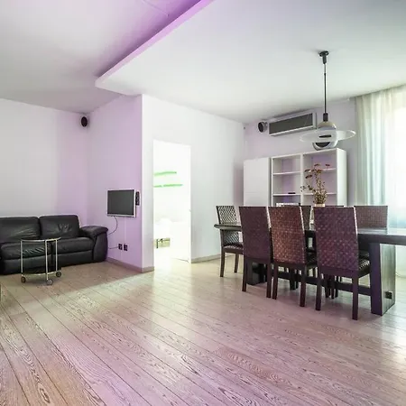 Charme & Luxe 2 Bedroom Center Apartment