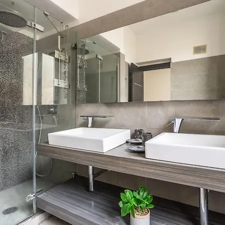 Charme & Luxe 2 Bedroom Center *