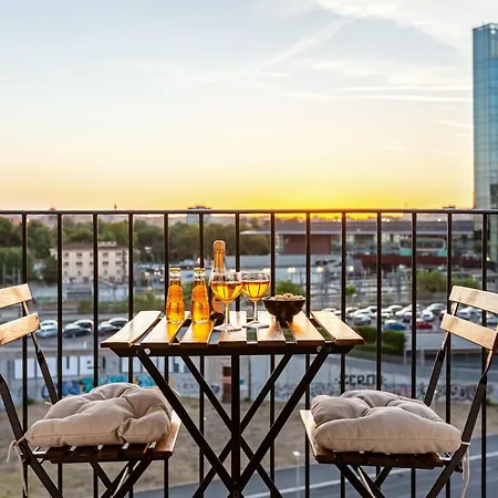 Stylish & Cozy - 5 Star Location- Balcony - View Roma