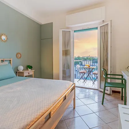 Stylish & Cozy - 5 Star Location- Balcony - View *