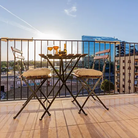 Stylish & Cozy - 5 Star Location- Balcony - View *