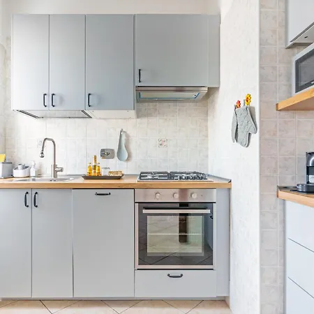 Stylish & Cozy - 5 Star Location- Balcony - View Roma