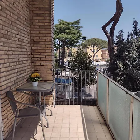 La Dolce Vita Bedrooms Near The Subway Guest house