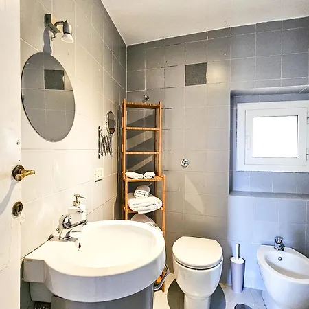 Titus House Nelle Vicinanze Del Colosseo * Roma