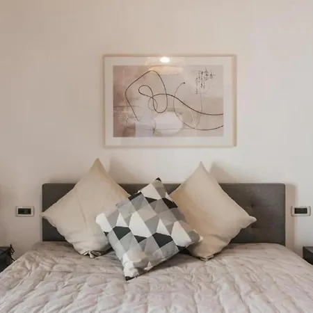 6bdr Stylish In The Lovely Rome- If You Want To Book, Please Contact On Wh-ats-app - 0034-635-518-216 !!!!