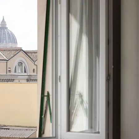 Giglio Dome View - St Peter View, 300mt To Metro A, Vatican City, A-c Apartment