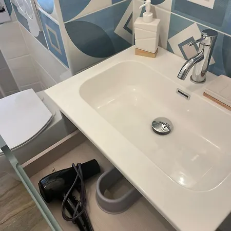 2 Bagni, 2 A Piramide Ostiense Rome