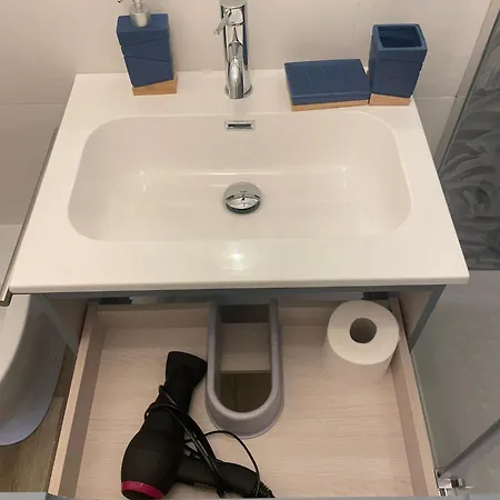 2 Bagni, 2 A Piramide Ostiense * Rome