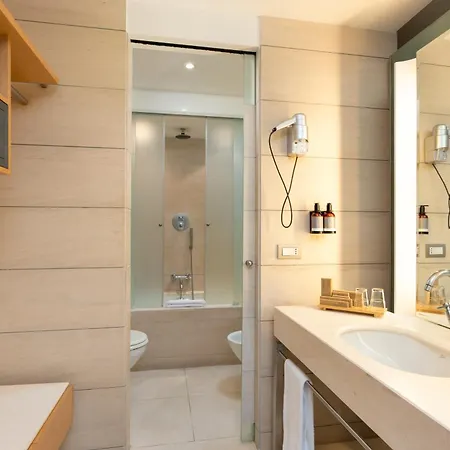 מלון Precise House Mantegna 4*
