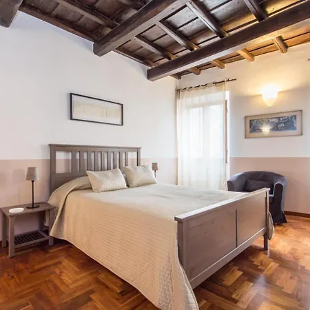 Spacious 2br In The Historic Center Apartment Rome