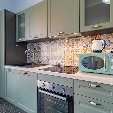 1950 - Bright In Octagonal Tower Apartment
