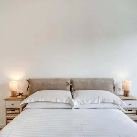 Naos Close Popolo Square Apartment