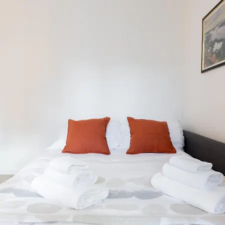 8 Min To Center - 400mt To Metroa, 4-6 Pax, 2 Bathrooms * Roma