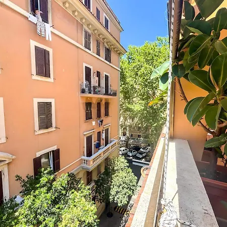 Modern With Private Balcony Near Colosseum ローマ