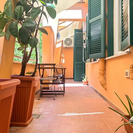 Modern With Private Balcony Near Colosseum アパート ローマ
