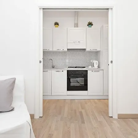 White Flat Colosseo Apartment