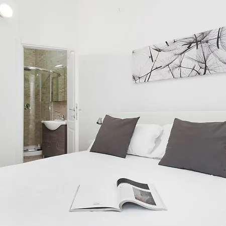 White Flat Colosseo Apartment *