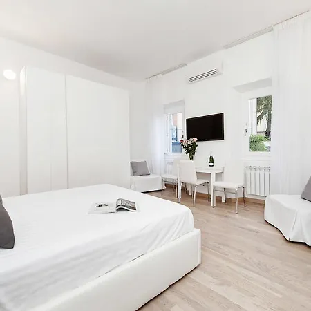 White Flat Colosseo Apartment