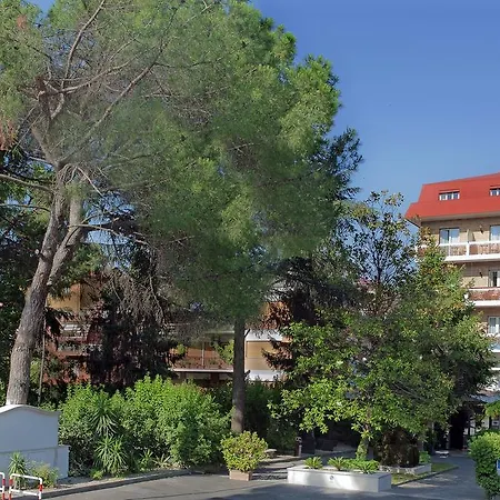 Pinewood Hotel