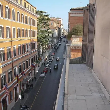 Trevi Aparthotel 2*