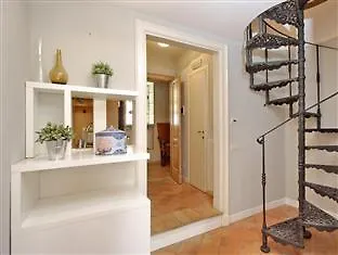 Apartment Frattina Rome