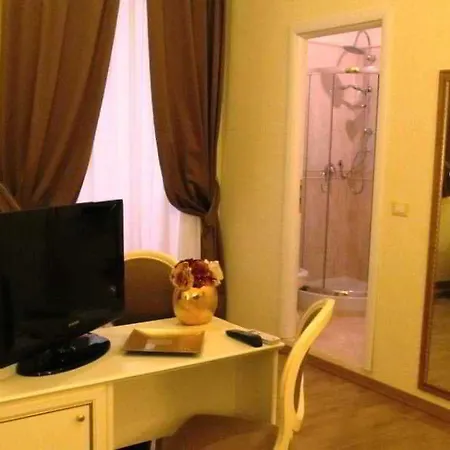 Domus Via Veneto Couette-café 2*